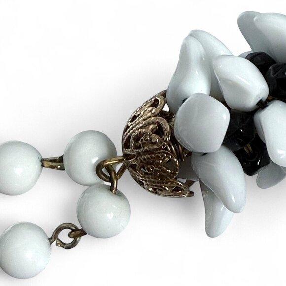 Vintage 1950s Milk Glass and Black Bead Necklace - Picture 9 of 11